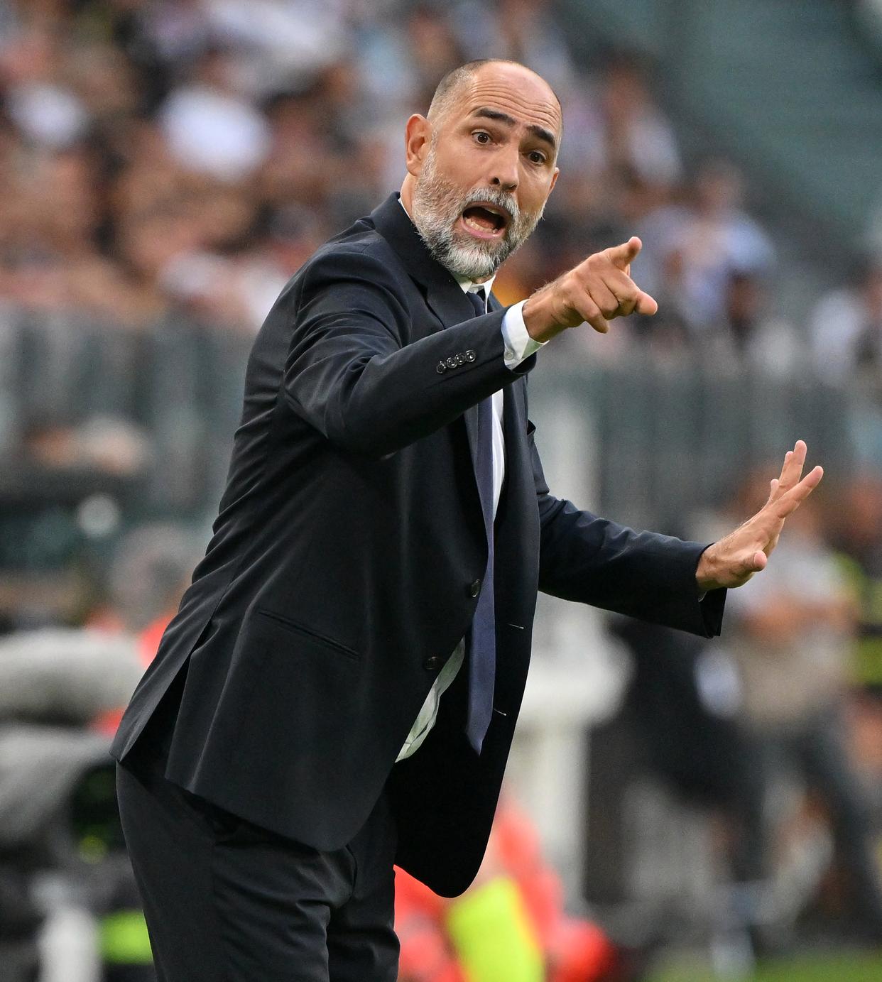 包含刚刚！今晨意甲传出新动向清晨山东泰山遗憾出局——意甲节点到来，国际米兰转会期队长鼓劲的词条