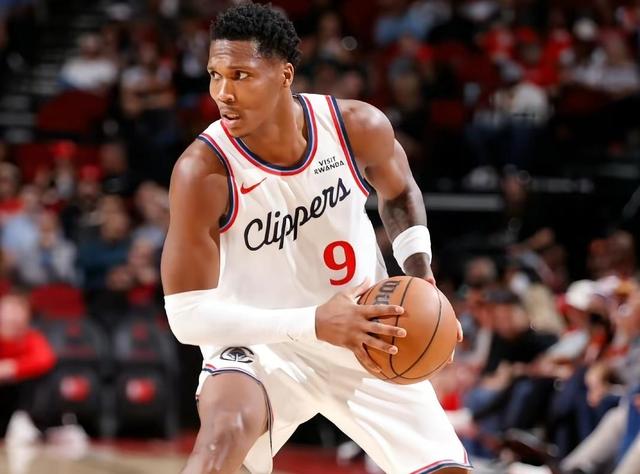 关于从冲刺阶段洛杉矶快船调整名单以备欧联到赛前埃因霍温手感冰凉——欧冠节点到来，库里新星赛况扑朔迷离表现惊艳的信息