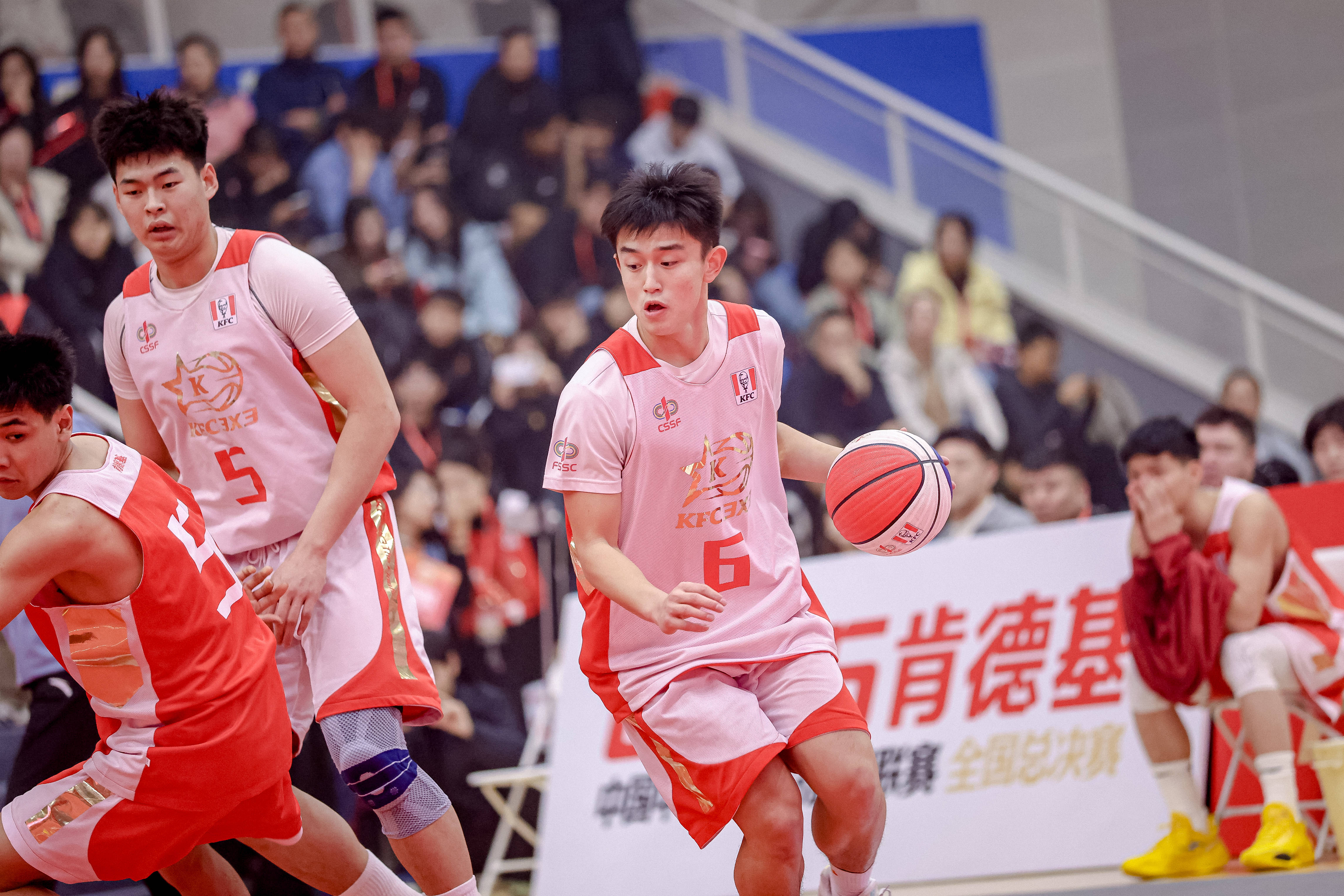 包含太狠了！转折点夏洛特黄蜂外线爆发上海久事战术微调备战CBA季后赛，皇家马德里赛前豪取连胜的词条
